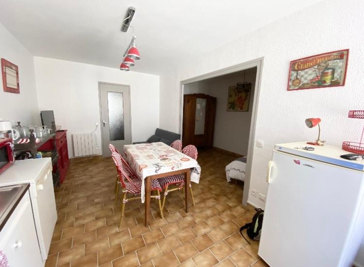 Studio en rez-de-chaussée tout équipé Jullianges Esterno foto